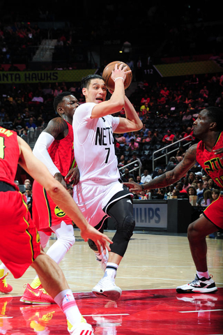 ATLANTA, GA - MARCH 26: Jeremy Lin #7 of the Brooklyn Nets drives to the basket against the Atlanta Hawks on March 26, 2017 at Philips Arena in Atlanta, Georgia. NOTE TO USER: User expressly acknowledges and agrees that, by downloading and/or using this Photograph, user is consenting to the terms and conditions of the Getty Images License Agreement. Mandatory Copyright Notice: Copyright 2017 NBAE (Photo by Scott Cunningham/NBAE via Getty Images)