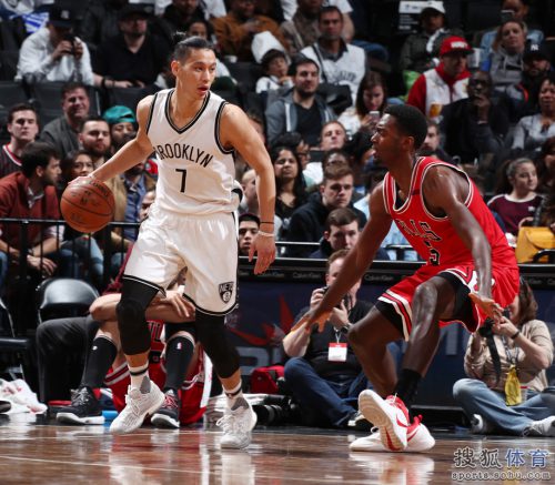 BROOKLYN, NY - APRIL 8: Jeremy Lin #7 of the Brooklyn Nets handles the ball against the Chicago Bulls during the game on April 8, 2017 at Barclays Center in Brooklyn, New York. NOTE TO USER: User expressly acknowledges and agrees that, by downloading and or using this Photograph, user is consenting to the terms and conditions of the Getty Images License Agreement. Mandatory Copyright Notice: Copyright 2017 NBAE (Photo by Nathaniel S. Butler/NBAE via Getty Images)